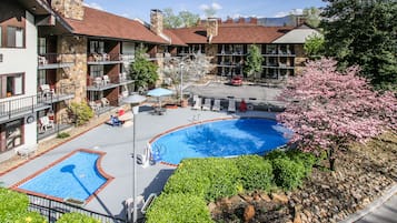 室外游泳池,開放時間為 10:00 至 20:00,提供泳池遮陽傘和日光浴躺椅