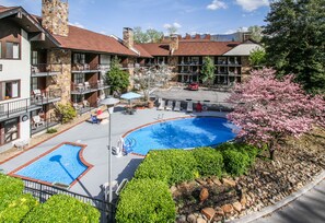 Outdoor pool, open 10:00 AM to 8:00 PM, pool umbrellas, pool loungers - River Edge Inn (Gatlinburg)
