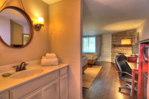 Deluxe Room, 2 Queen Beds, Fireplace (Private Balcony)