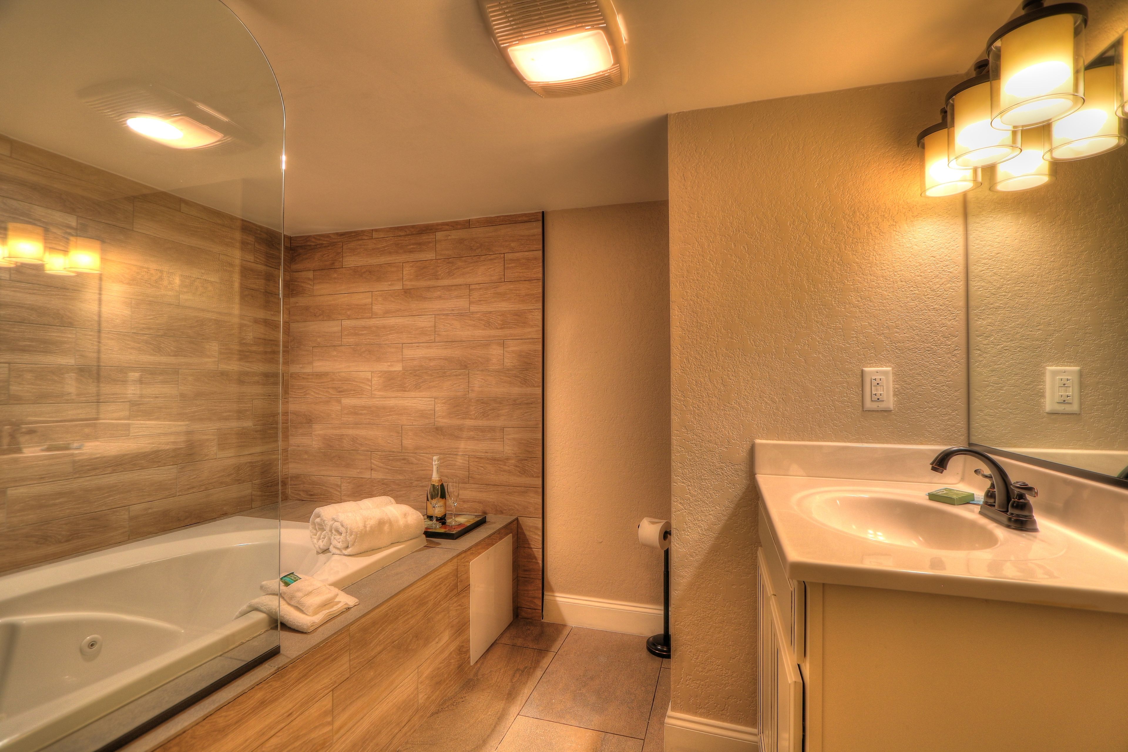 honeymoon room, 1 king bed, jetted tub (private balcony) | bathroom | combined shower/bathtub, free toiletries, hair dryer, towels