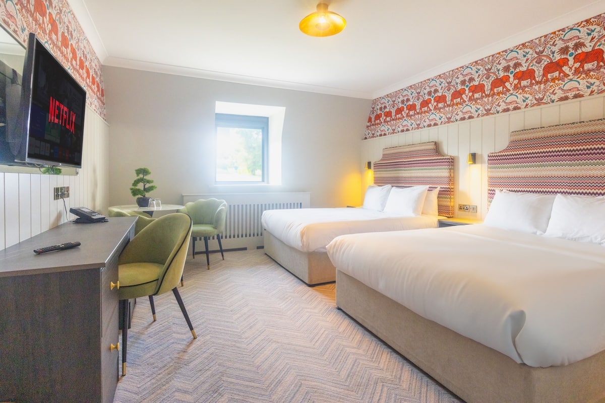 Standaard vierpersoonskamer, 2 queensize bedden | Een bureau, een strijkplank/strijkijzer, gratis wifi, beddengoed