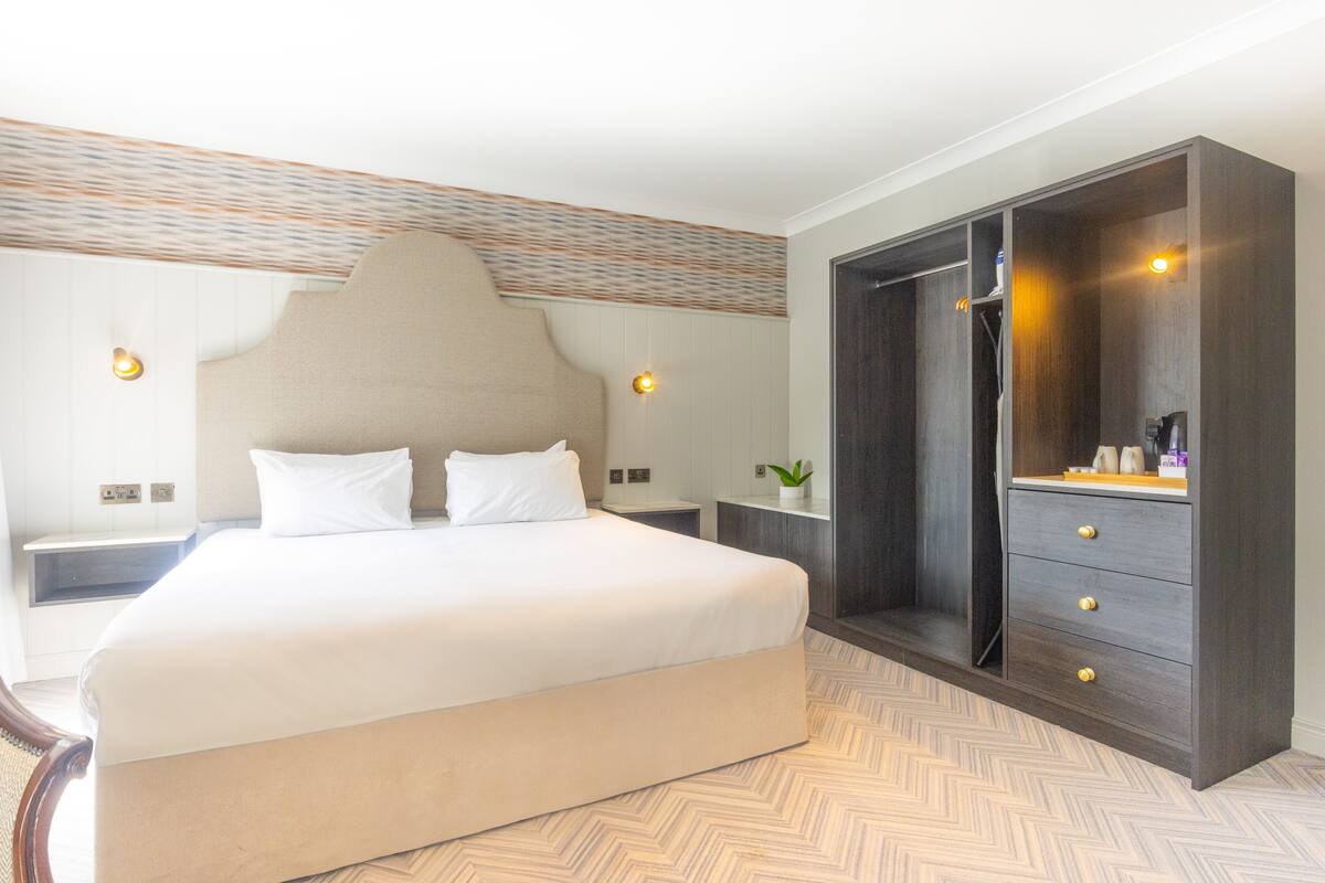 superior room, 1 king bed | 1 bedroom, desk, iron/ironing board, free wifi