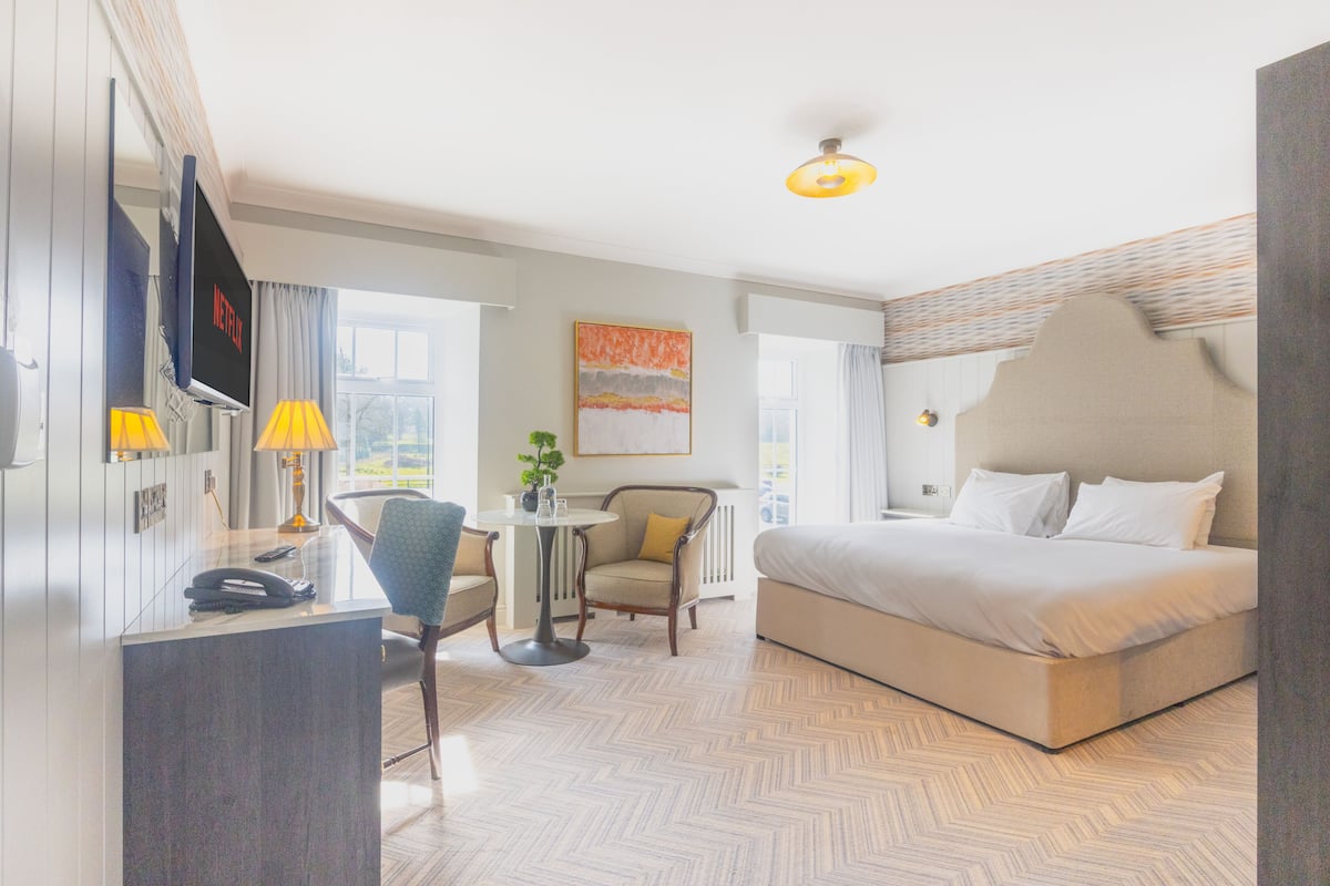 superior room, 1 king bed | 1 bedroom, desk, iron/ironing board, free wifi