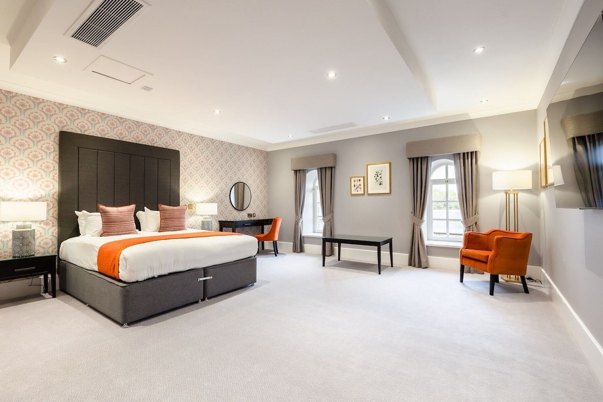 Large Double Room in Hensol Castle | Hypo-allergenic bedding, in-room safe, desk, blackout drapes