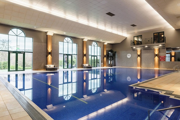 Kolam renang tertutup