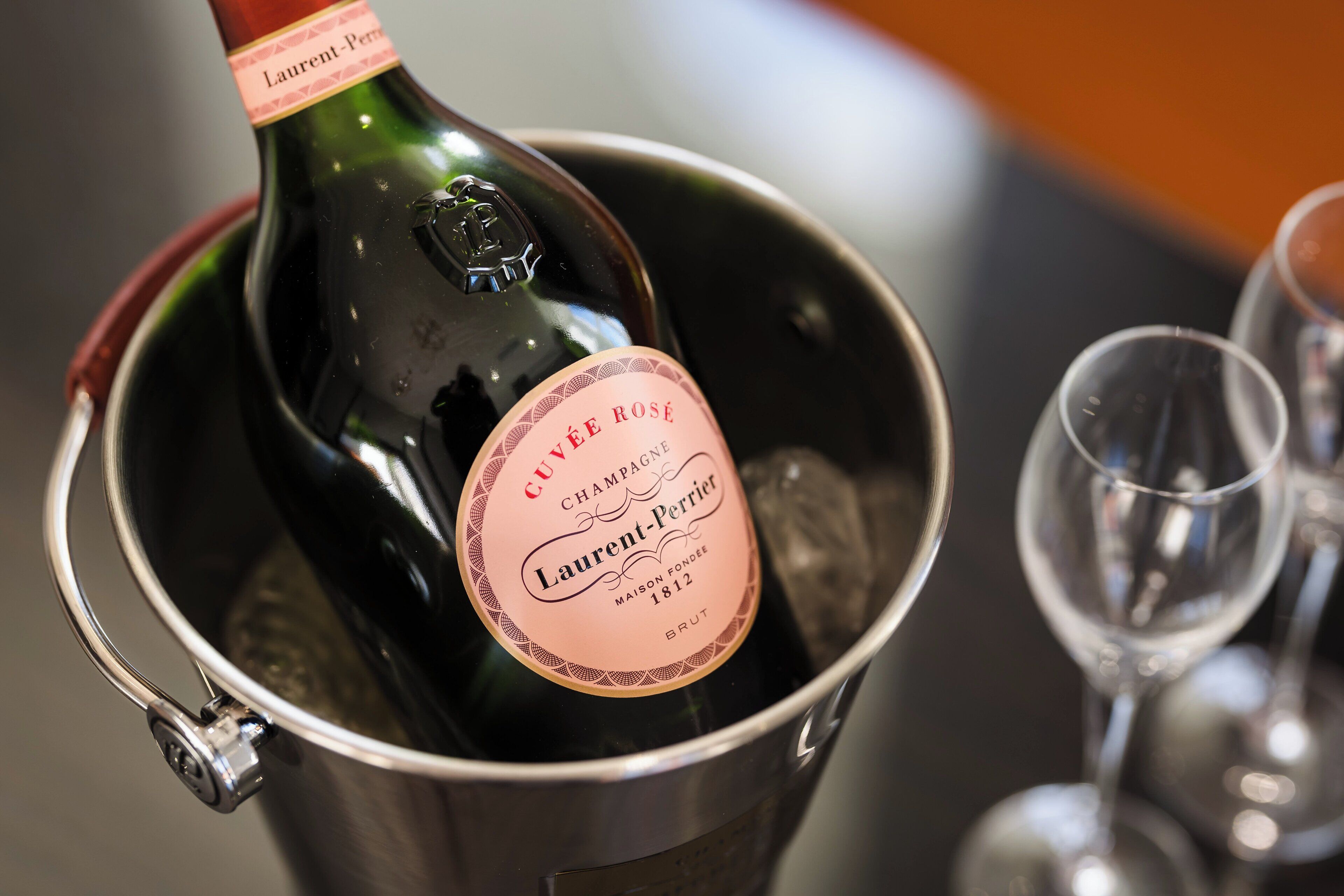 A bottle of champagne in a metal bucket with a label that reads "Güette Rosé."