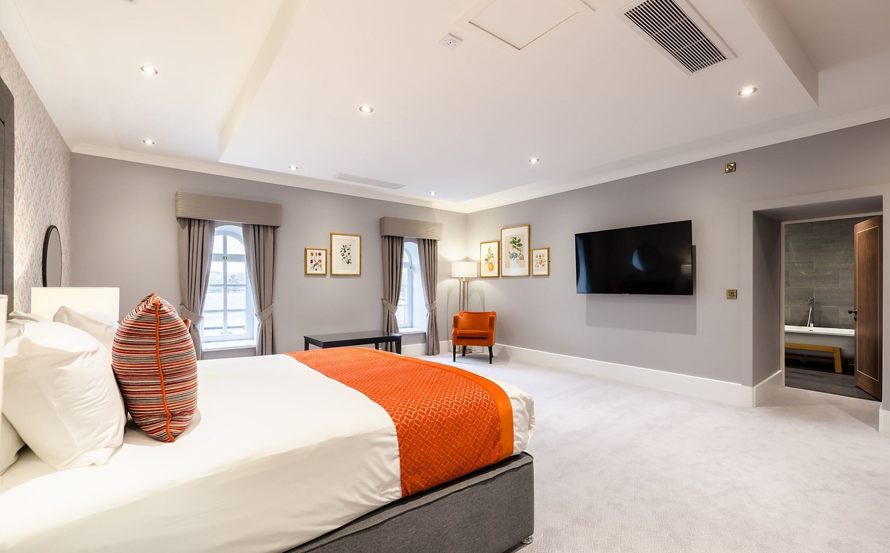 hypo-allergenic bedding, in-room safe, desk, blackout curtains