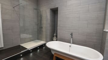 Luxury-Suite, 1 King-Bett, mit Bad | Allergikerbettwaren, Zimmersafe, individuell dekoriert