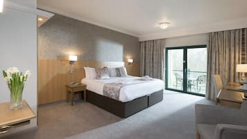 Peralatan tempat tidur hipoalergenik, peti besi dalam bilik, meja