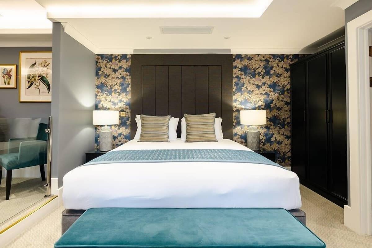 Superior-værelse | Allergivenligt sengetøj, pengeskab på værelset, skrivebord