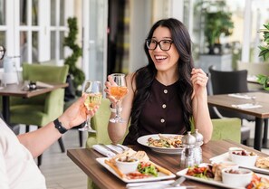 2 restaurants, breakfast served