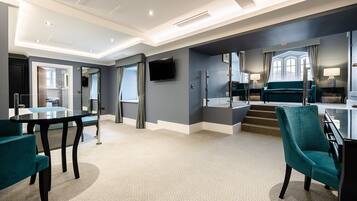 Hensol Castle - Suite (On Vale Resort Grounds) | Allergikerbettwaren, Zimmersafe, individuell dekoriert