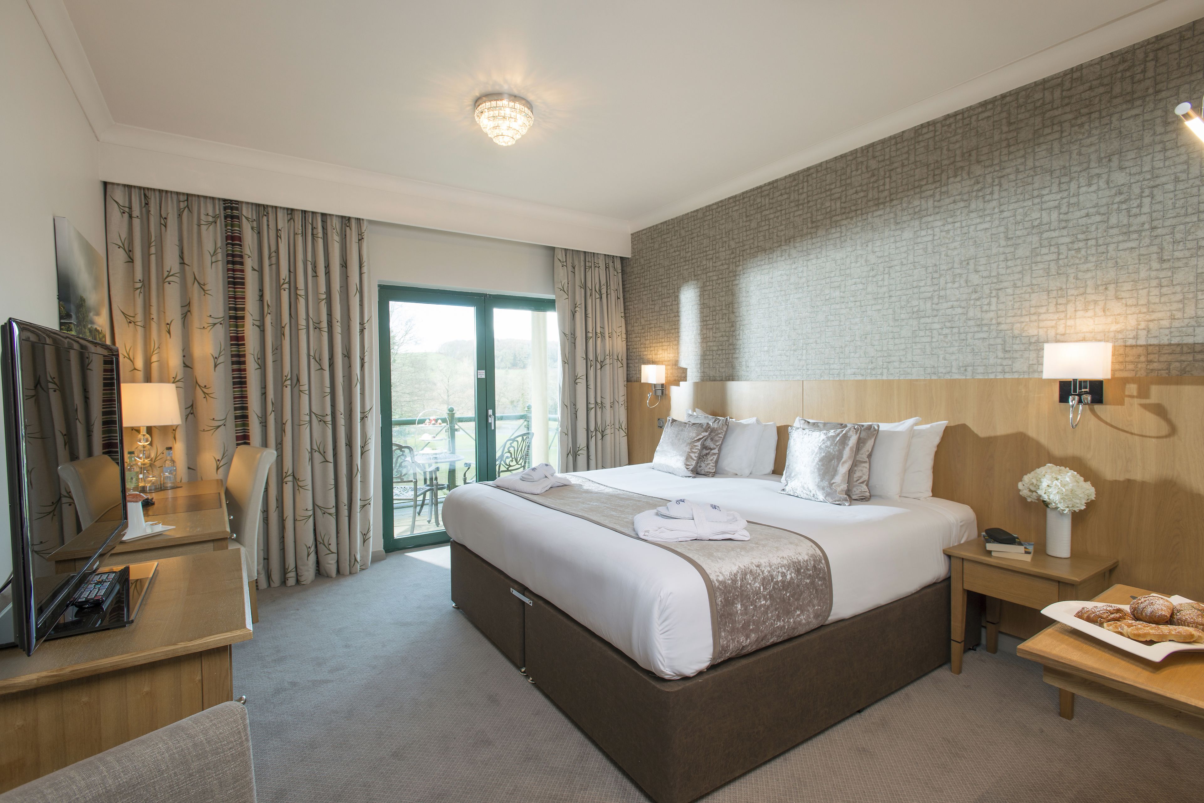 Hypo-allergenic bedding, in-room safe, desk, blackout drapes