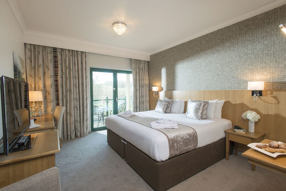 Allergiatestatut vuodevaatteet, tallelokero huoneessa, työpöytä