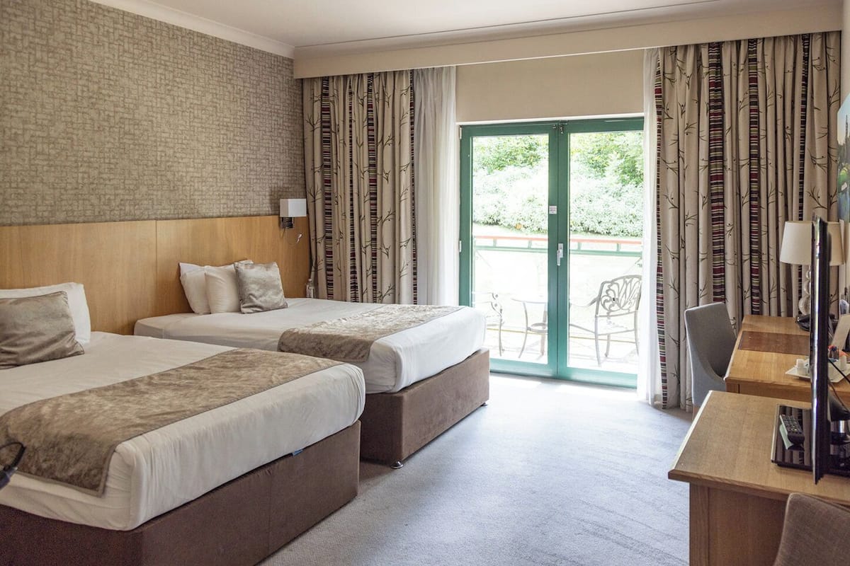 Kahden hengen standard-huone (kaksi sänkyä), 2 yhden hengen sänkyä | Allergiatestatut vuodevaatteet, tallelokero huoneessa, työpöytä