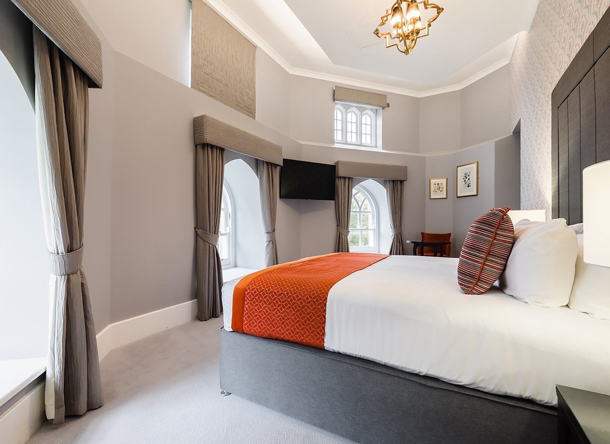 Hypo-allergenic bedding, in-room safe, desk, blackout curtains