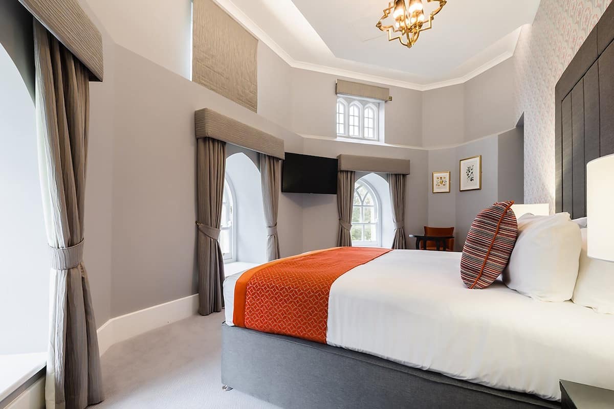 Superior-huone | Allergiatestatut vuodevaatteet, tallelokero huoneessa, työpöytä