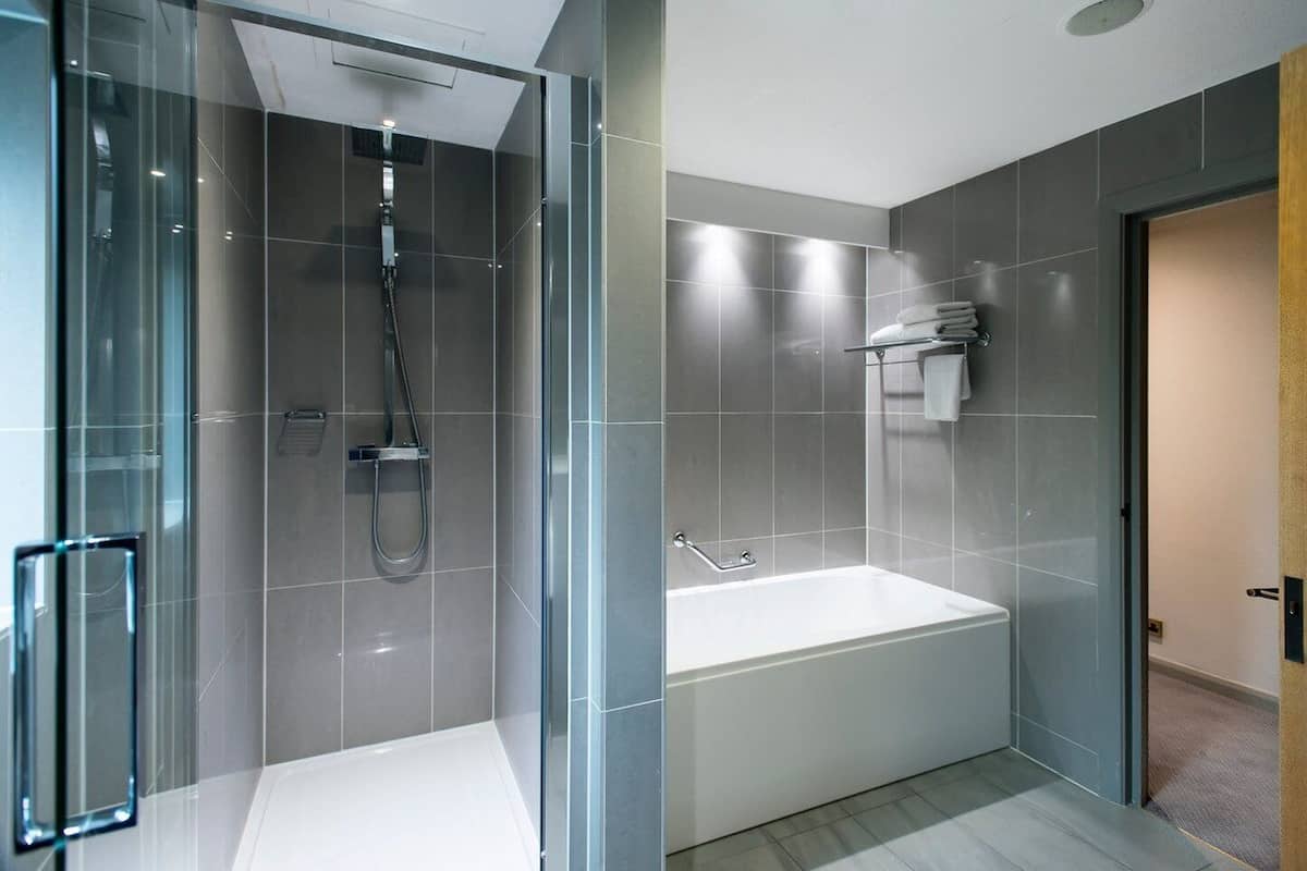 Douche, articles de toilette gratuits, sèche-cheveux
