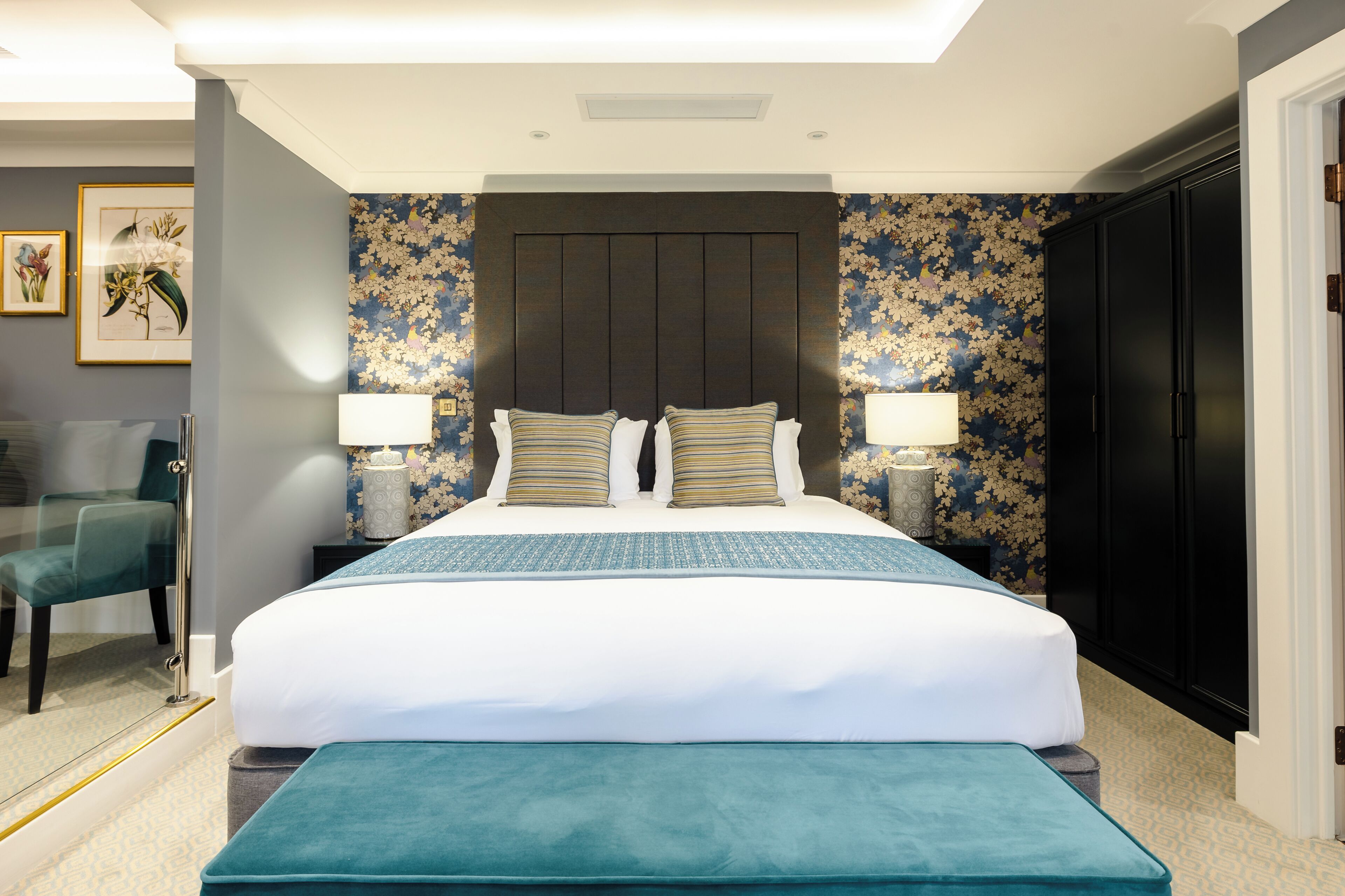 Suíte superluxo, 1 cama King, suíte | Roupas de cama antialérgicas, cofres nos quartos