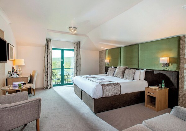 ملاءات للفراش لا تسبب الحساسية وخزنة داخل الغرفة ومكتب وستائر تعتيم