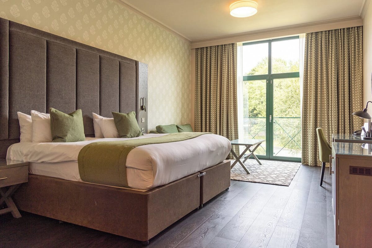 Executive Room - No Balcony | Allergiatestatut vuodevaatteet, tallelokero huoneessa, työpöytä