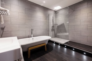 Hensol Castle - Deluxe with Sofa Bed (On Vale Resort Grounds) | Baño | Amenidades de baño gratuitas, secadora de cabello, toallas, shampoo 