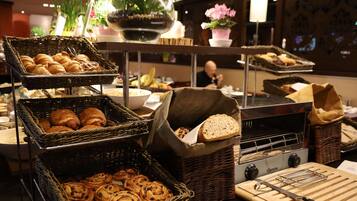 Bữa sáng buffet hàng ngày (21 EUR/mỗi người)