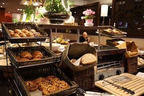 Se ofrece un desayuno bufé todos los días (por un coste adicional)