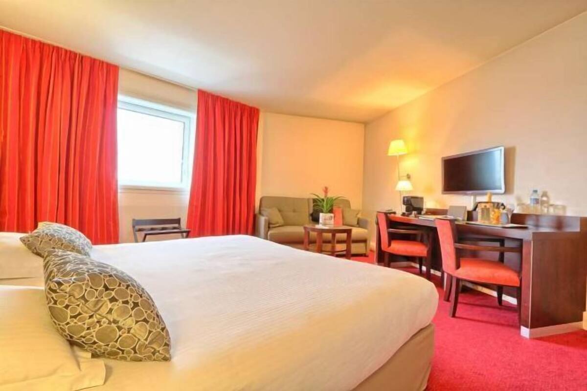 Premium bedding, in-room safe, desk, laptop workspace