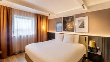 Habitación Deluxe, 1 cama King size | Ropa de cama de alta calidad y caja de seguridad en la habitación