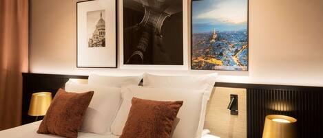 Ropa de cama de alta calidad y caja de seguridad en la habitación