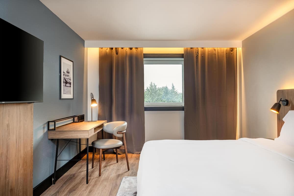 Luxe beddengoed, een kluis op de kamer, een bureau, een laptopwerkplek