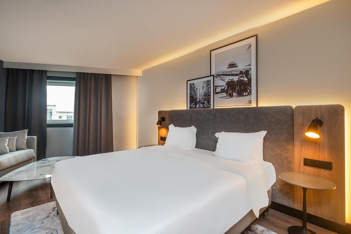 Superior kamer, 1 kingsize bed met slaapbank | Luxe beddengoed, een kluis op de kamer, een bureau, een laptopwerkplek