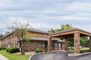 Exterior - Days Inn by Wyndham Stoughton WI. (Stoughton)