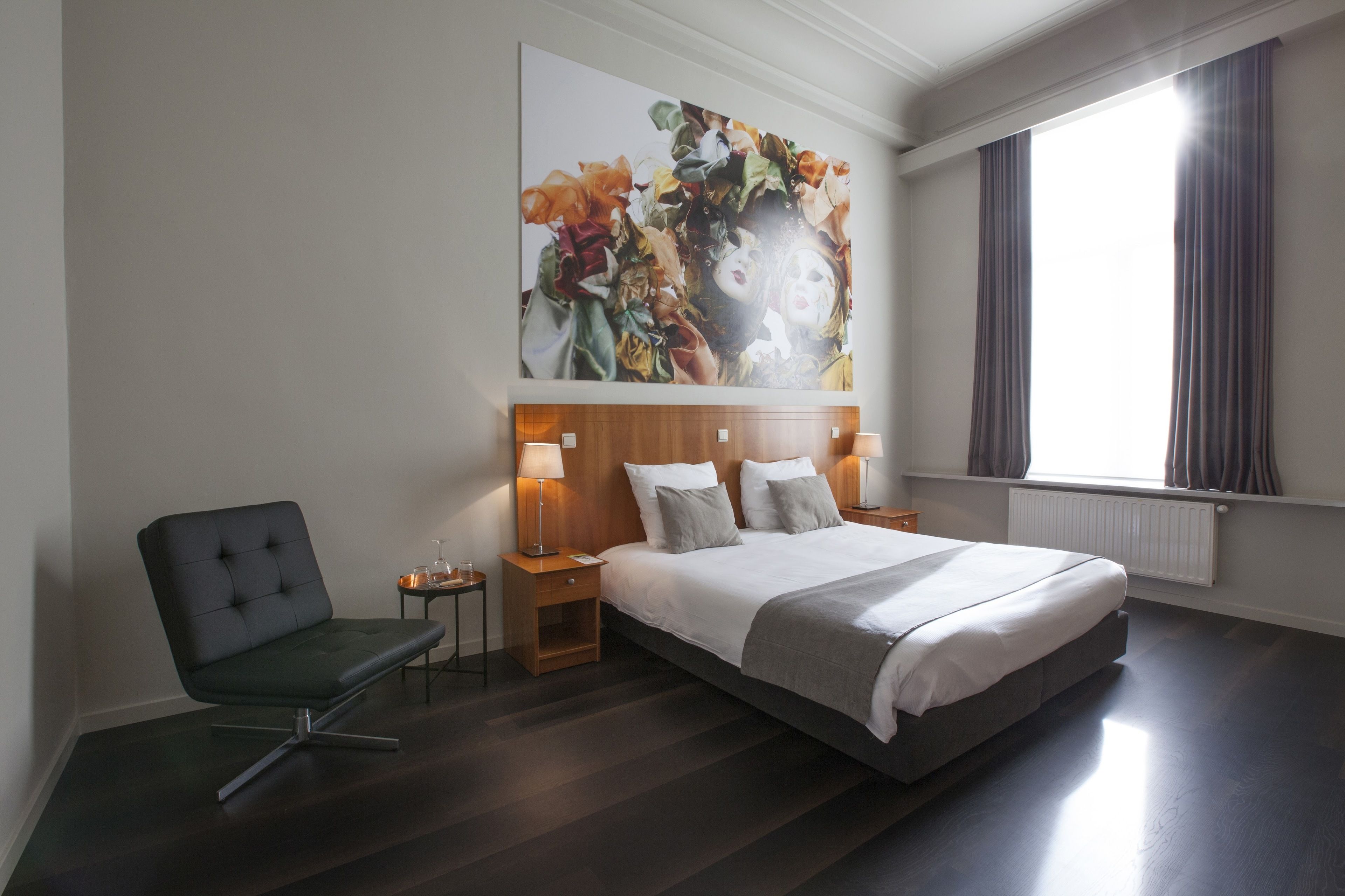 Minibar, in-room safe, desk, iron/ironing board