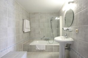 Shower, free toiletries, hair dryer, towels - Theater Hotel Leuven Centrum (Leuven)