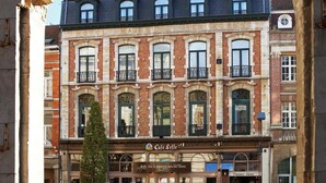 Un edificio histórico con un café y un restaurante.