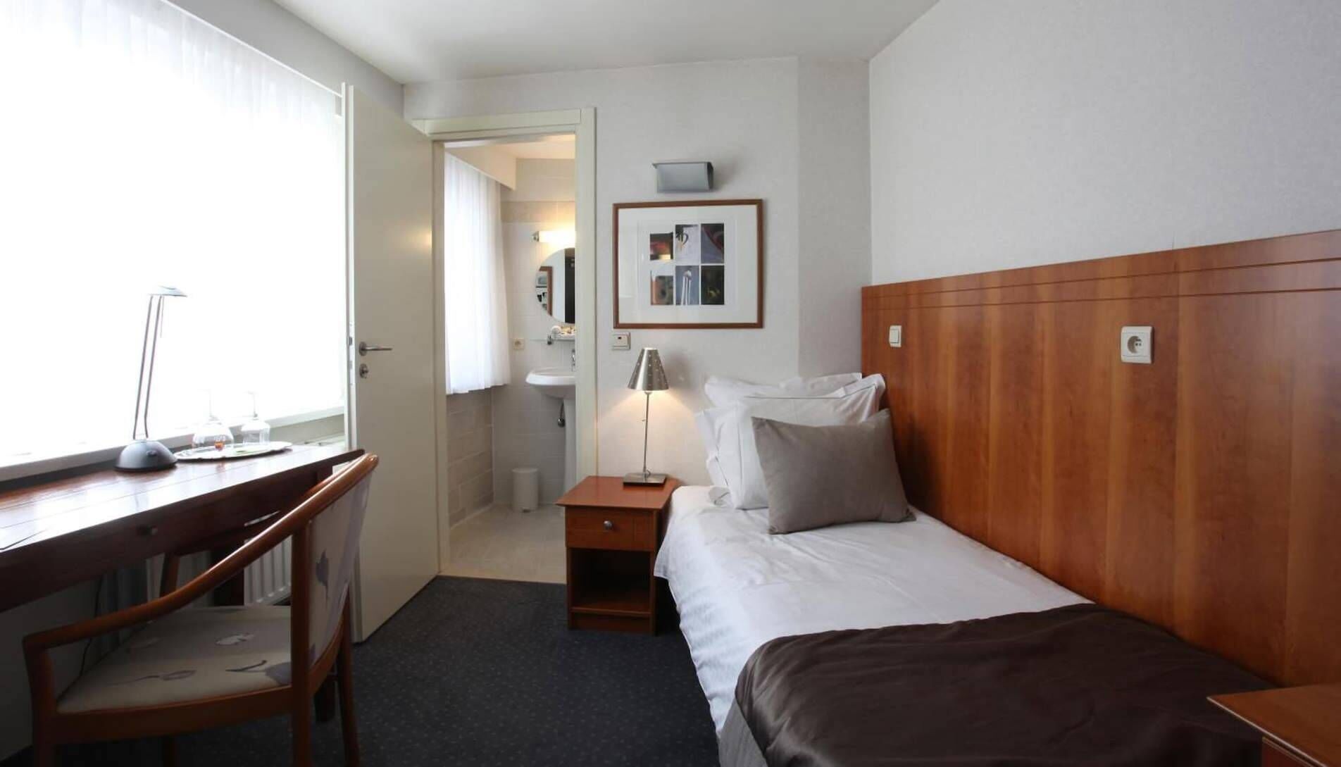 Minibar, Zimmersafe, Schreibtisch, Bügeleisen/Bügelbrett