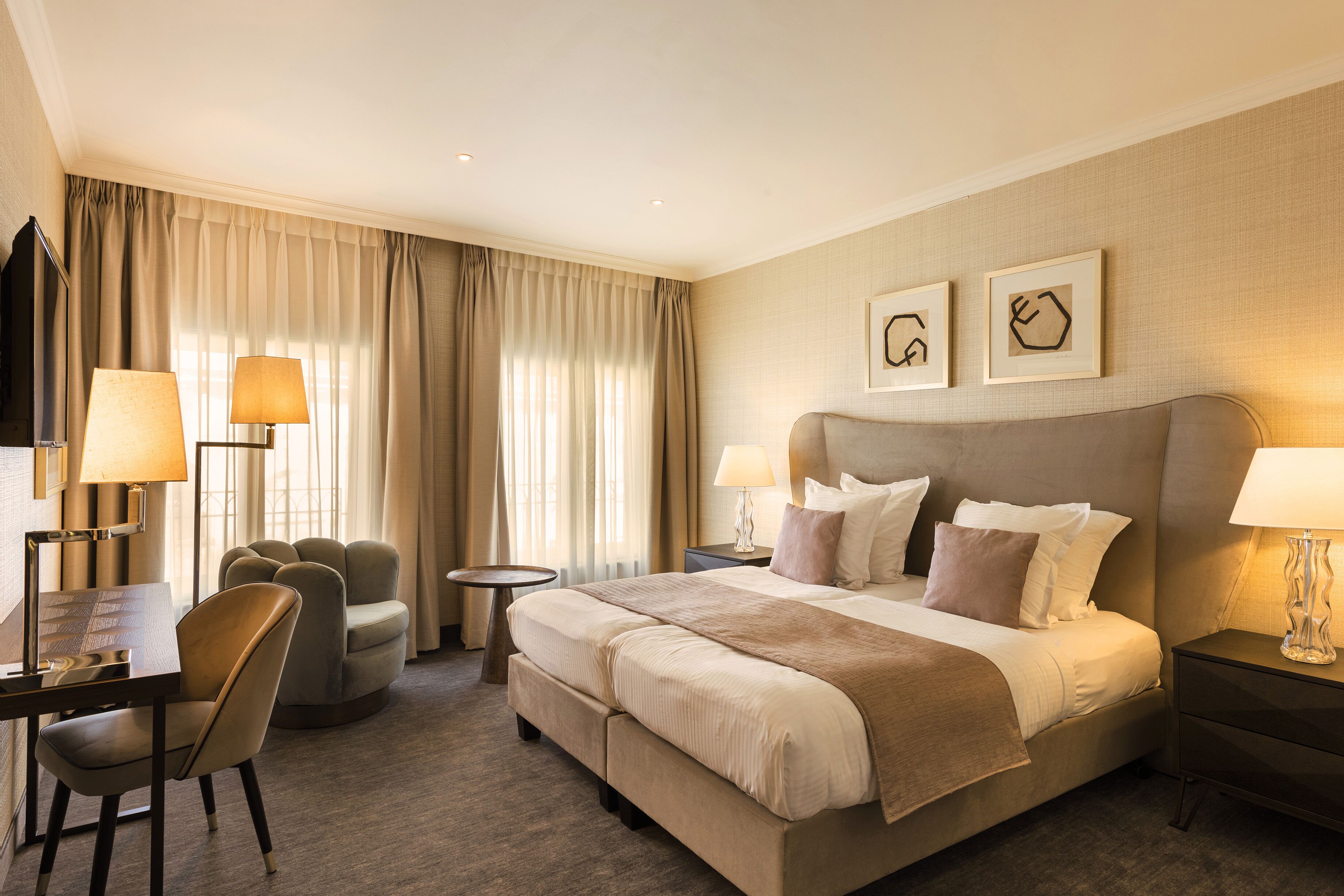 Literie hypoallergénique, surmatelas, minibar