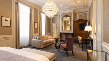 Junior suite | Hypoallergeen beddengoed, pillowtop-bedden, een minibar