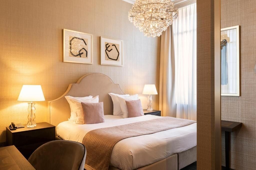 Ropa de cama hipoalergénica, camas con pillow-top y minibar 