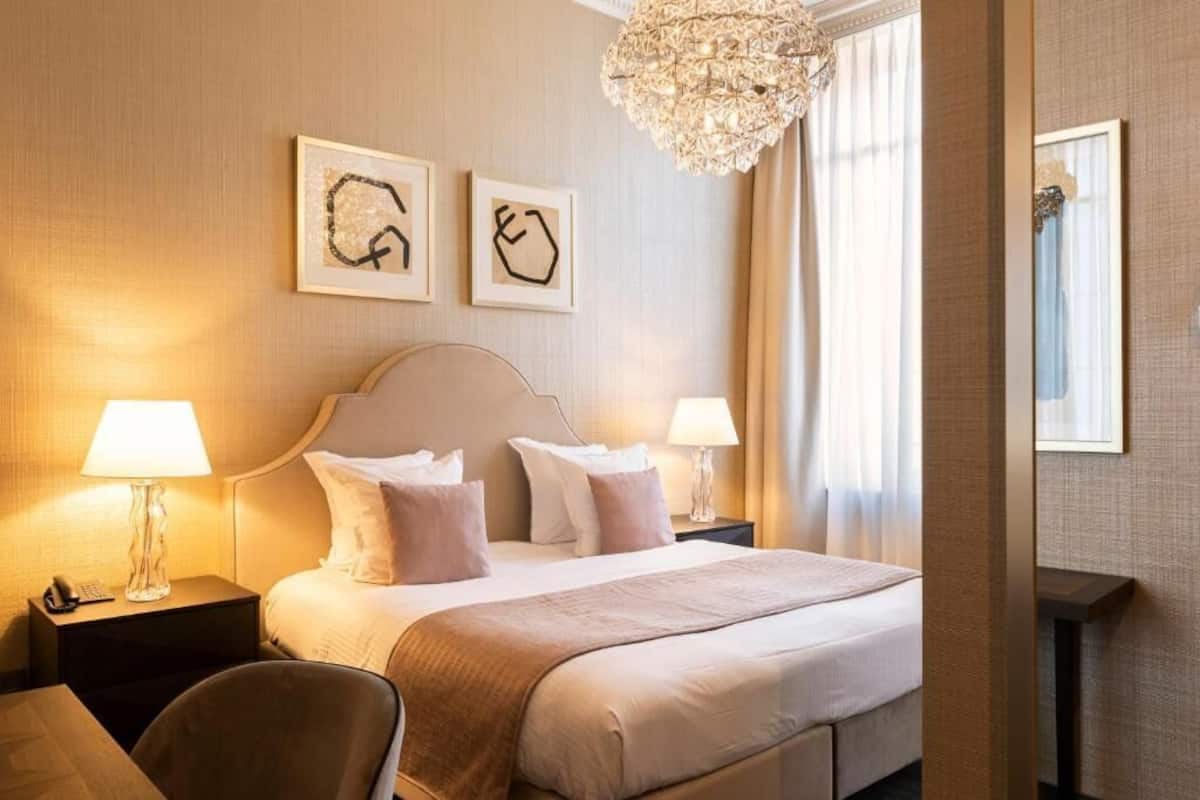 Ropa de cama hipoalergénica, camas con pillow-top y minibar