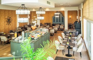 Tägliches Frühstücksbuffet (28 EUR pro Person)