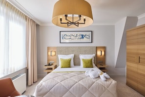 Chambre Luxe, balcon | Literie hypoallergénique, couette en duvet d'oie, surmatelas, minibar