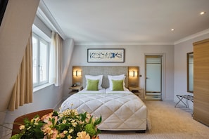 Family Classic Room | Hypo-allergenic bedding, down duvets, pillow-top beds, minibar - Hotel Aragon (Bruges)