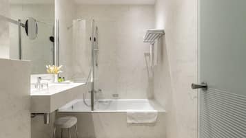 Luxury Room | Bathroom | Shower, free toiletries, hair dryer, towels