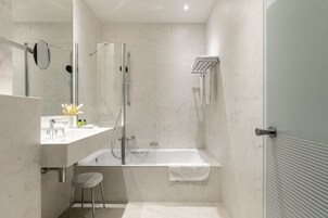 Luxury Room | Bathroom