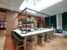 Se sirven desayunos, almuerzos y cenas; cocina regional