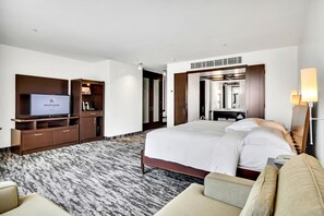 Habitación, 1 cama King size, hidromasaje | Ropa de cama hipoalergénica y edredón 