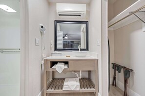 Luxe beddengoed, pillowtop-bedden, een kluis op de kamer, een bureau